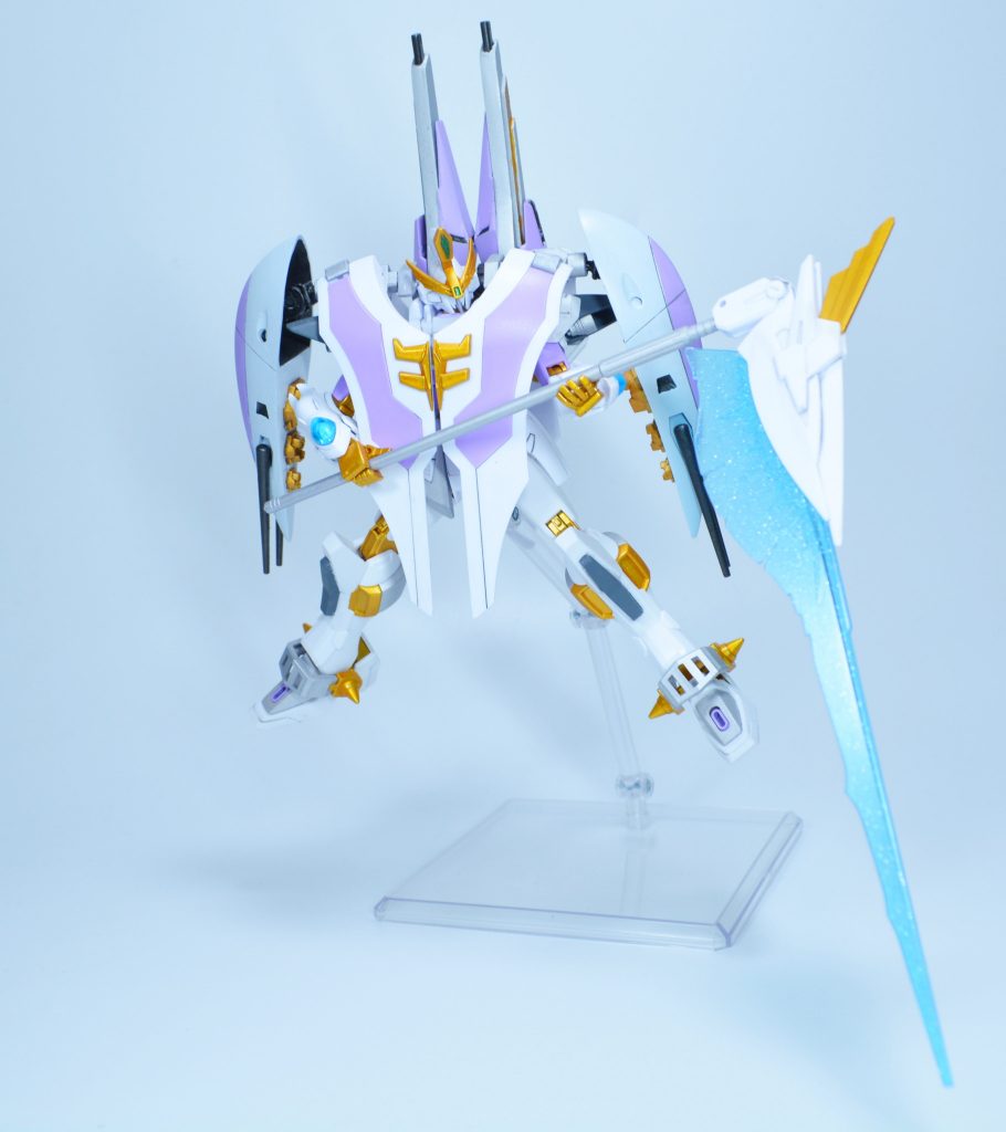 閉じたままポージング武器が変形して鎌のように。これだとフォビドゥンぽいですね笑