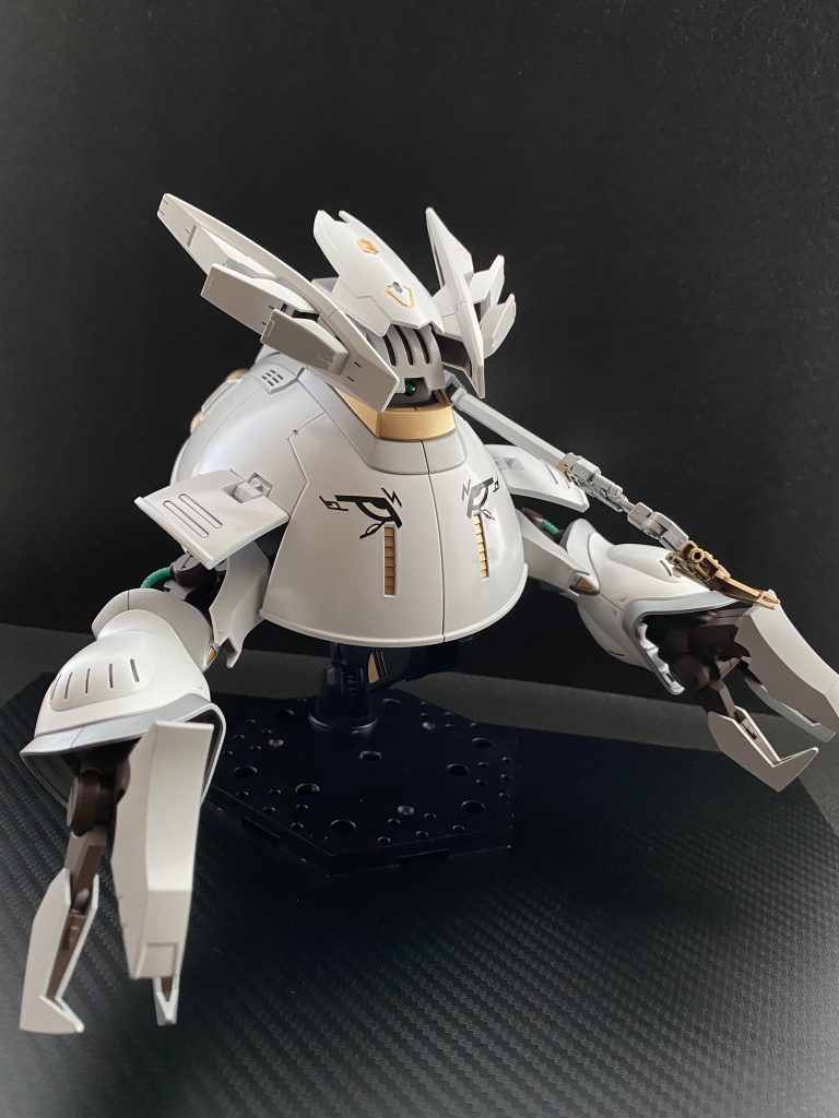 　MA形態。MS形態時シールドに追加されたスラスターユニットにより高い機動性能を手に入れた。また、同時使用は出来ないものの、二連装ビームキャノンの使用も可能。MA時の使用の際は、MS時より高い威力のビームを発射することが可能。　スカート前面の「目」、文字通り目を引くこのマーキングは、パイロットの手によるもの。寝ないで描いたらしい。