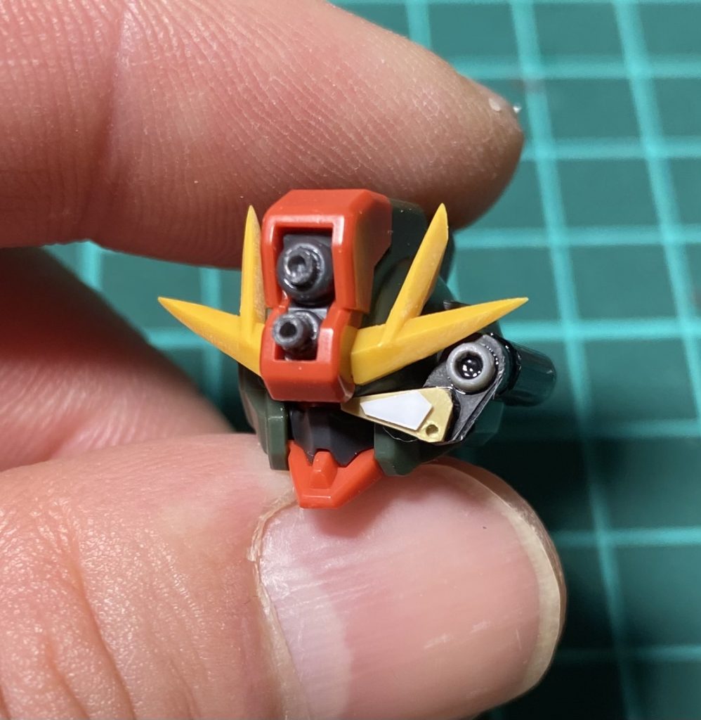 ランナーとランナー・タグ、プラ板を組合せて暗視スコープを作成。