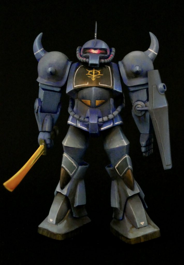 マーキングは必要最低限、中心にジオン紋章砂漠で戦っているため巻き上げた砂が下半身に定着してうっすら汚れてている表現をしています。