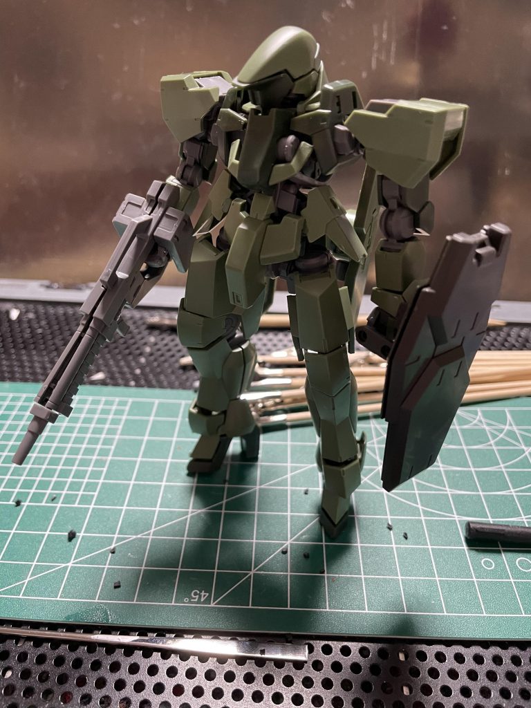 素組み状態・合わせ目チェック中本当はパチ組で終わらせようと思ったのですが、オプションキットのシールドが無色なのが我慢できなかったのが事の始まりでした…