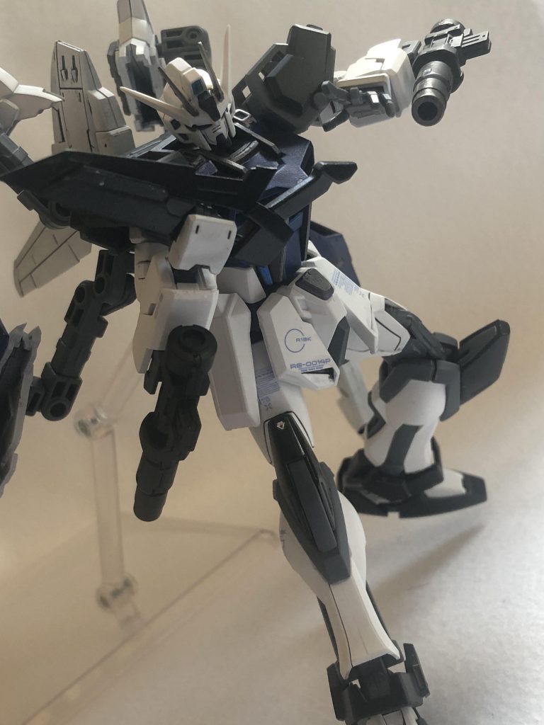 下側の翼には複合兵装のガンブレイドが装備されており、接近戦にも対応できる。