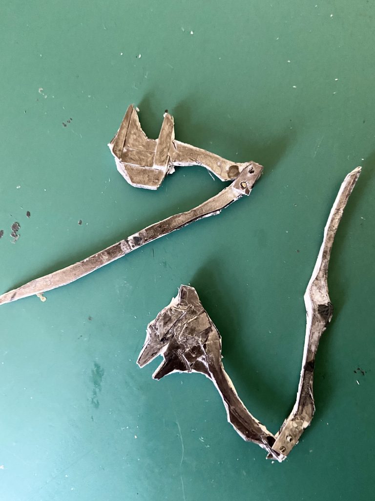 二本の鎌は折りたためるようにしてプラ板で作成しています。