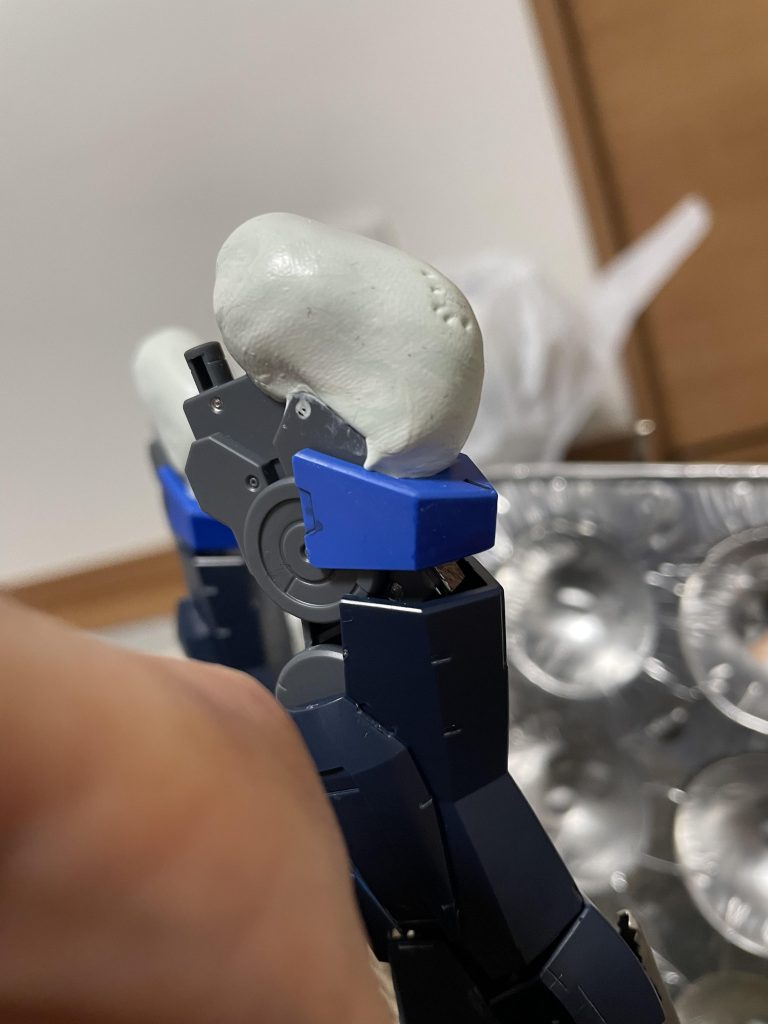 エボパテでネリネリしたら、エイリアンの頭っぽい、生物っぽい何かになるという、、、。まぁでも、色を塗っていけばなんとかなるだろうと、筆で塗装していきました