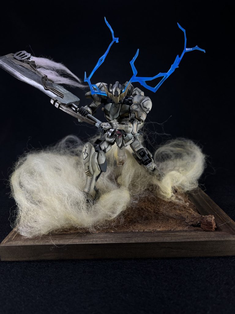 持たせている武器はモンスターハンターより「竜熱機関式【鋼翼】」をフルスクラッチしてみました。どうやら鉄血のオルフェンズという作品はビーム武器がないとのことで、世界観合いそうだなぁと思いましたが個人的にはいい感じだと思ってます。最終決戦では目から赤い光が出てるみたいな画像をよく見かけたのでオーラエフェクトでやってみました。最終決戦では違う形のヤツだったのですが、脳内設定で途中からなんかできるようになったことにしてます。