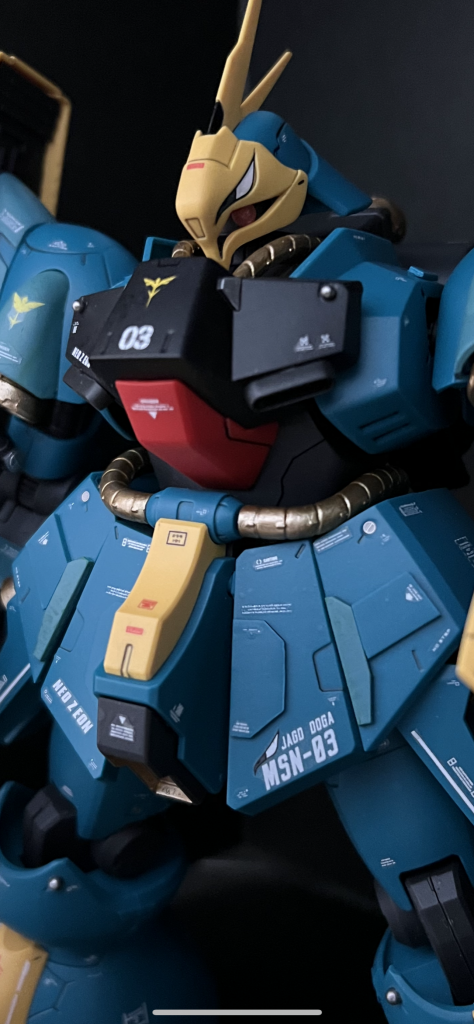 筋彫りは苦手なのでランナーの端切を切ったり貼ったりしてそれっぽくしてます。