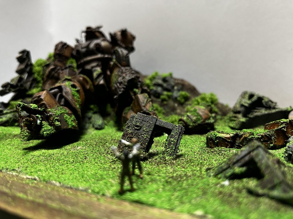 ピンボケしてますが、なんかしらの兵隊さんたちが、「見つけたぞ!」ってしてますね。右側に見えるのはガンダムの腕です。負けはしたけど腕一本くらいはもらったぞ!って感じです。