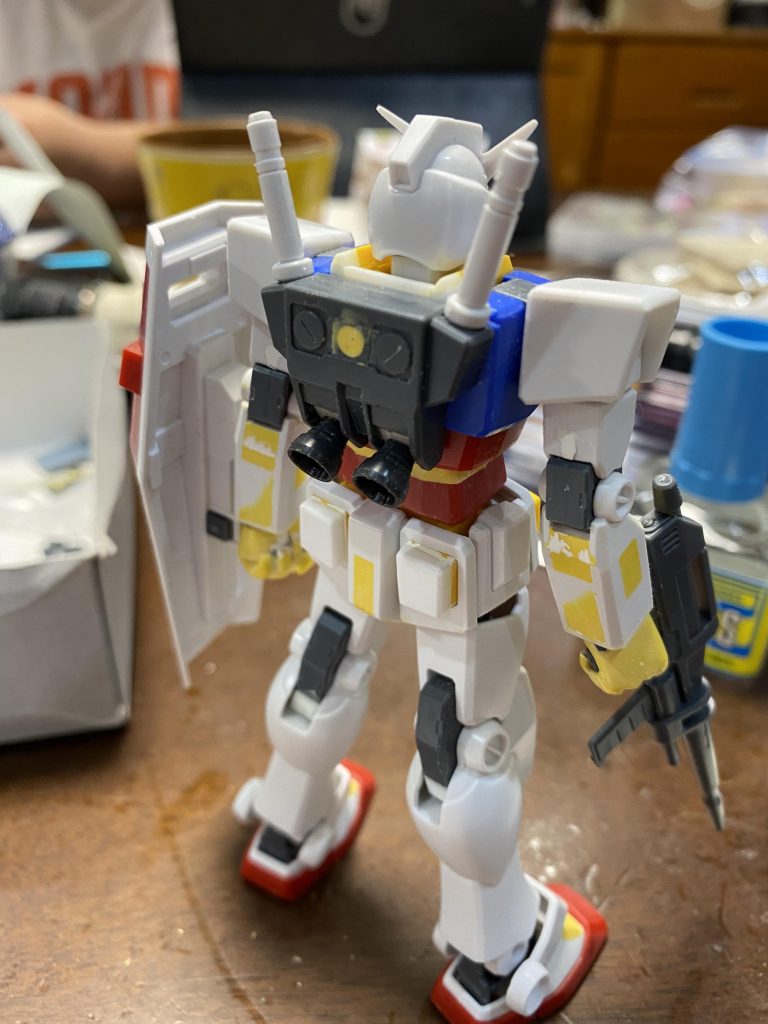 オモチャっぽくなる穴なども埋めてしまうとリアルになりますね。何より劇中のガンダム っぽくなります。