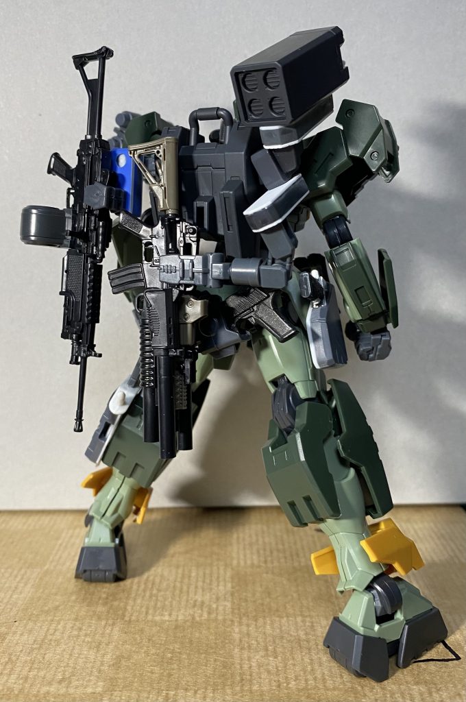 二丁の大型ライフルは、バックパックから伸びるサブアームで保持。