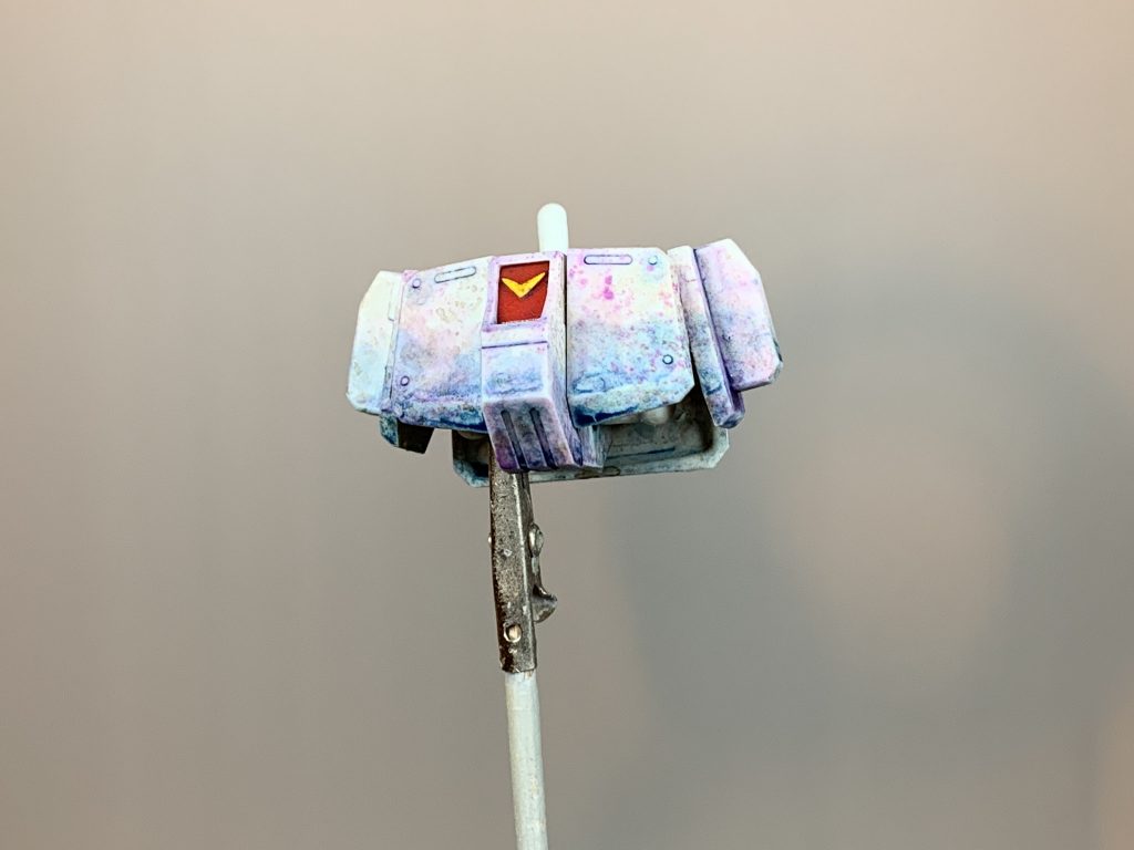 基本塗装はせず成形色を活かして、MR.ウェザリングカラーの茶と青と紫を、少しずつ筆で点付けしてにじませたり、飛沫させて少しずつ色を重ねました。