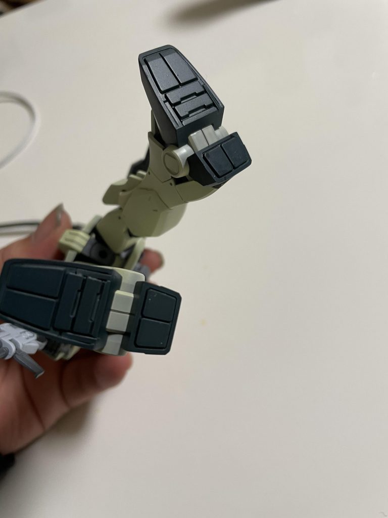 足裏は1mmプラ棒で簡単に埋めました。