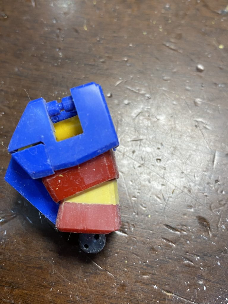 腰部分の延長過程。プラ板を貼り付けた後でポリパテで整形しています。