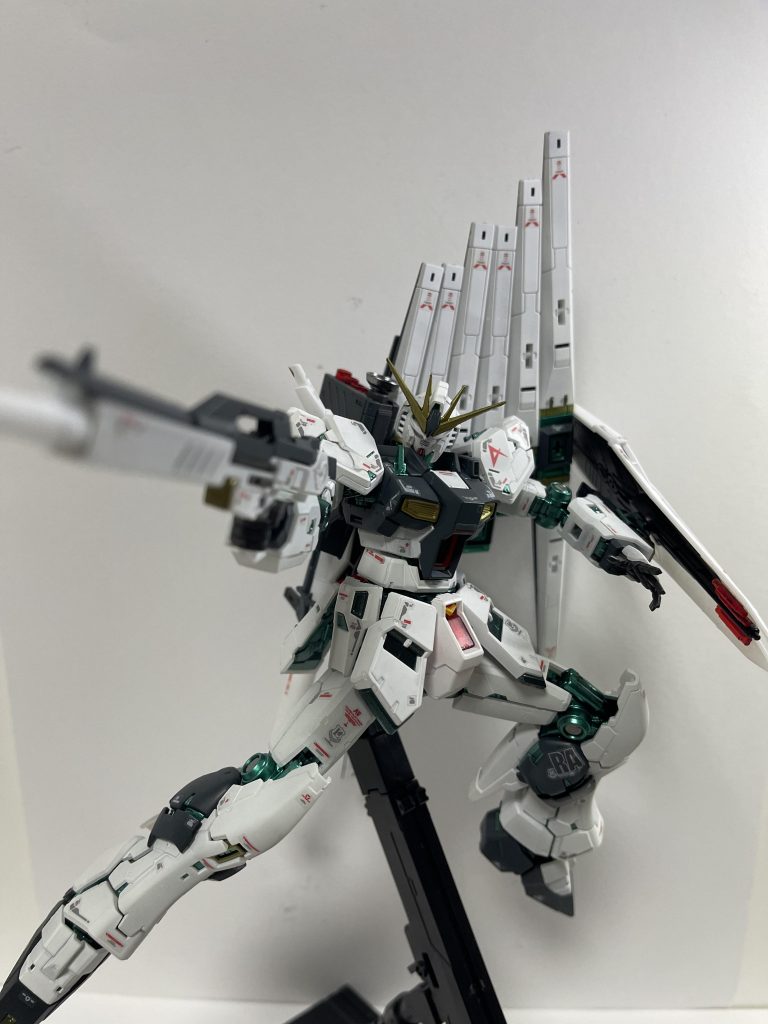 フレームはサイコフレームをイメージしてメタリックグリーンに塗装！！その他は元々の機体の色に塗装、レッドの部分のみは無塗装で仕上げました！デカールは元々のキットのものを使用してます！いつか水転写式デカールに挑戦していきたいです！