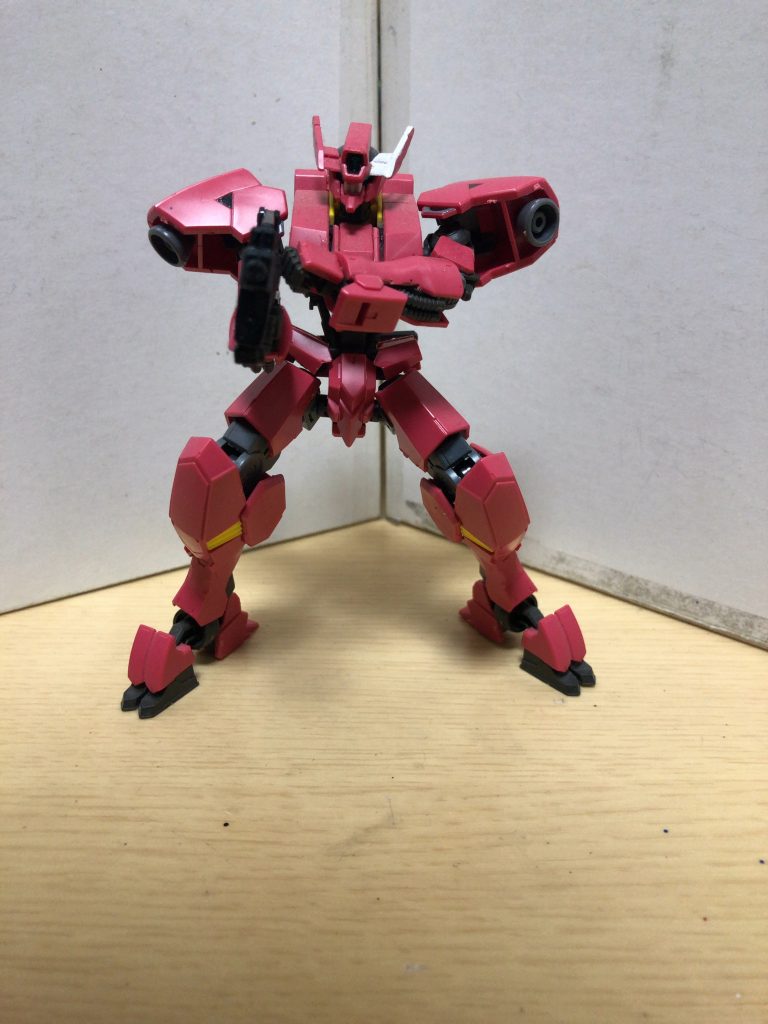 専用サブマシンガン:P-ナインティ高い連射速度とブレにくさが持ち味の専用サブマシンガンで、持ち前の機動力と併せることで一方的な攻撃を仕掛けることができる プレイヤーはこの武器を深く愛している