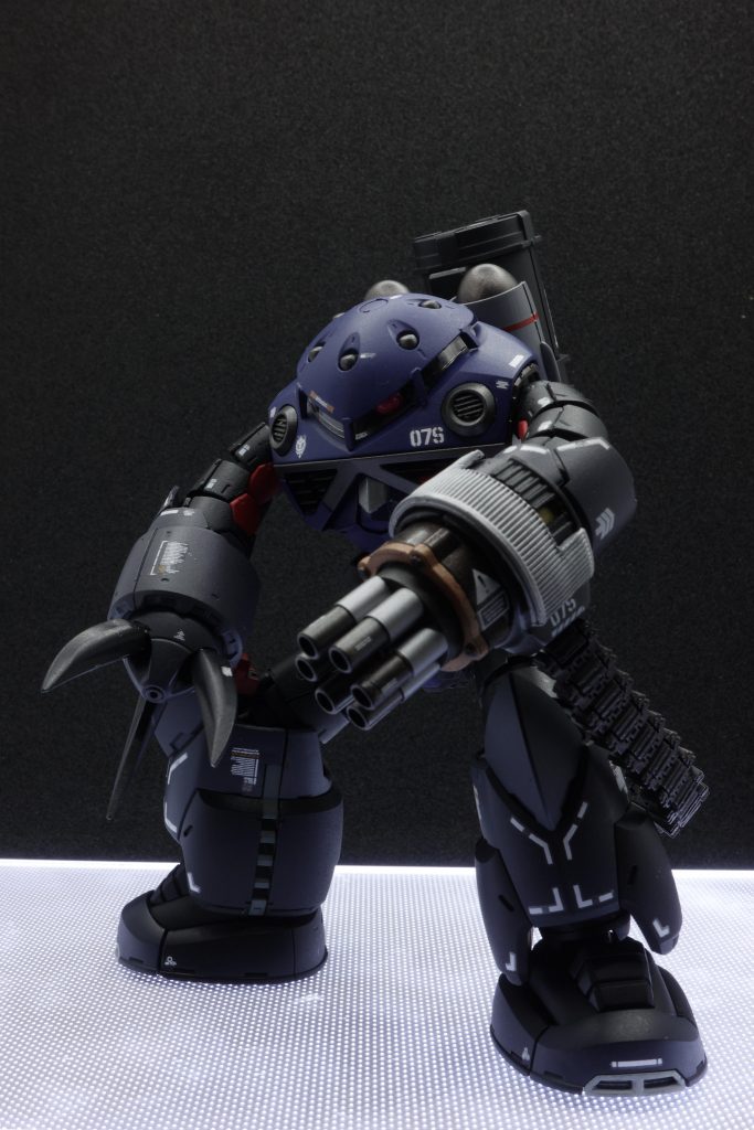 腕のシルバー部分はペットボトルのキャップです。