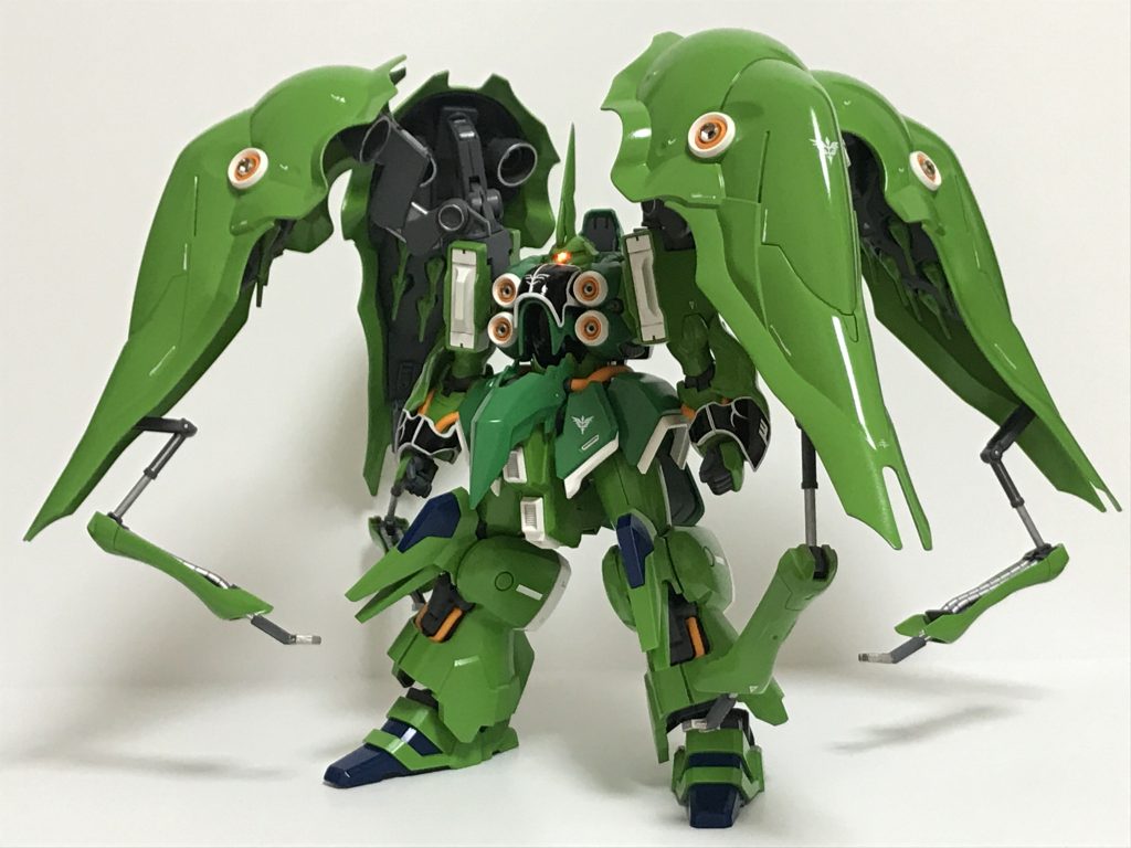 隠し腕を展開させてみました。モノアイも点灯させています。バインダー内のスラスターは、フチを塗装してアクセントにしています。それにしても、クシャトリヤはかなりボリュームがあるキットなので、撮影が難しかったです。