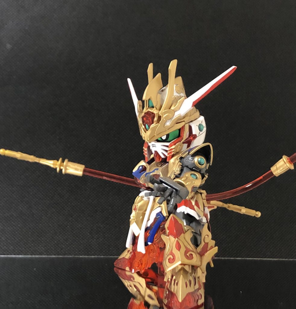 頭部側面や腕の拡張用取付穴は宝玉風のパーツで穴埋めしています。