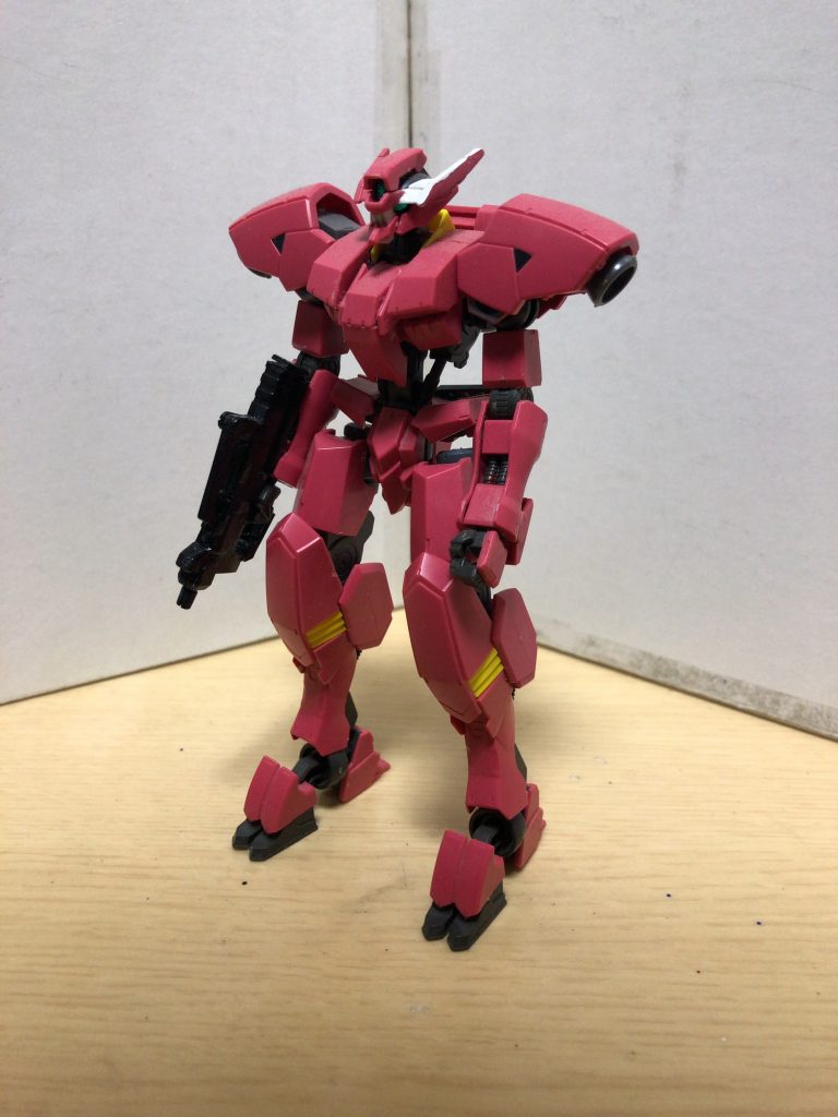 機体名:ラピッド・ハンター軽装と高機動を重視したカスタムになっていて、武装も専用のサブマシンガンと小型ナイフのみとなっている