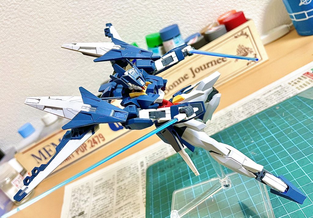 ビームサーベルもあるぞ！青い刀身はカッコイイなぁ！ベースの８割がAGEのキットだから可動域が広くてポーズが決めやすい！