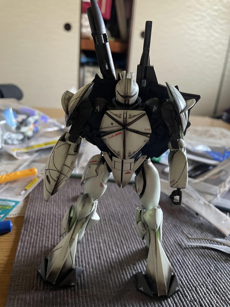 最後にリアリスティックデカールをそれっぽく貼っていきディテールを整えます。