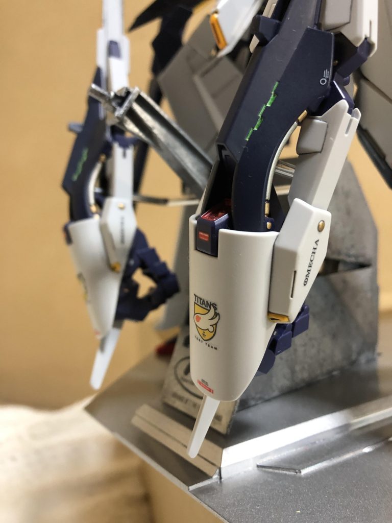 少し浮かす事によりコンポジットシールドブースターの後端の羽の破損防止とブレード部部分を長めに見せる効果を出せたかと思います。裏側の3ミリの受けに刺さっているだけです。