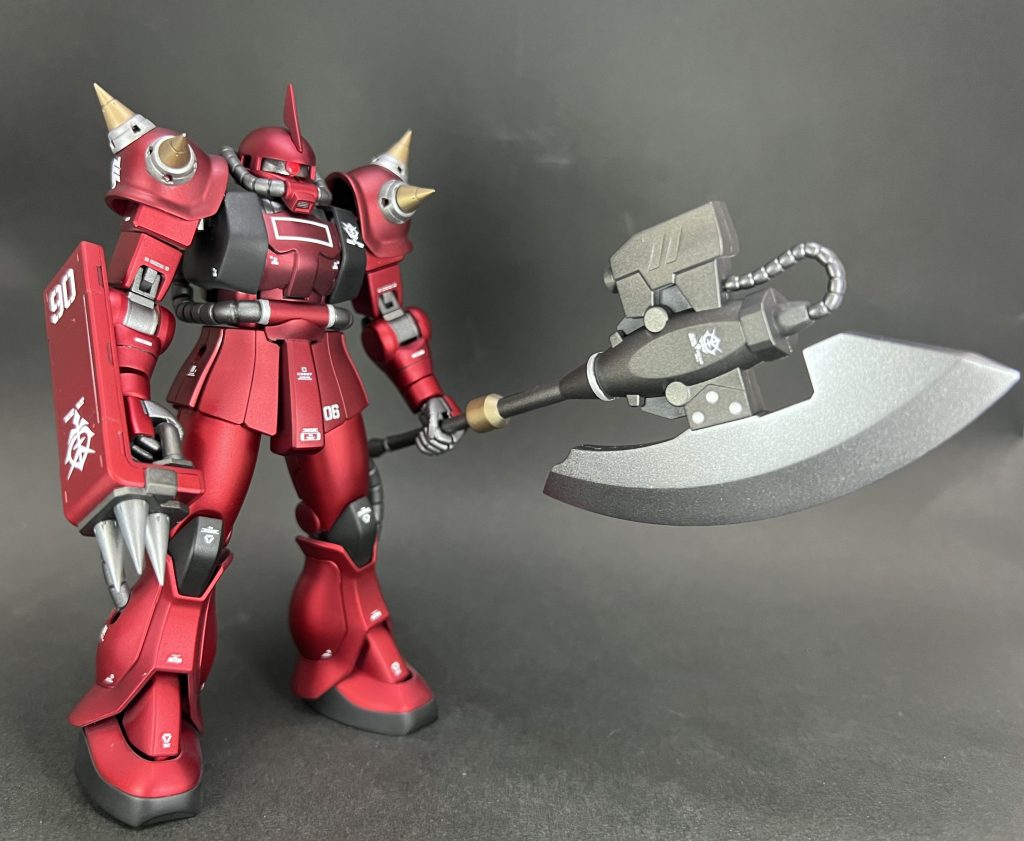 アップと全体写真。改修点として、・武装をジャイアントヒートホークとスパイクシールドに変更・肩とシールドのスパイクをビルダーズパーツMSスパイク01に変更・モノアイをHアイズ2.8に変更しました。それ以外はキットのままです。