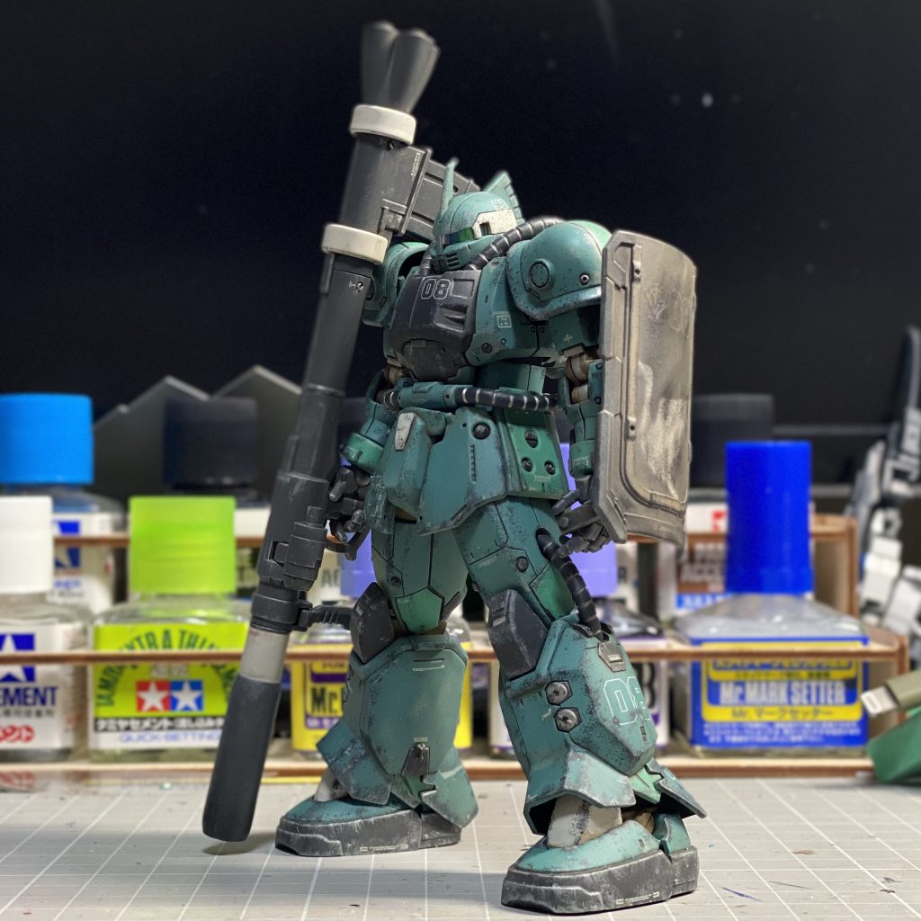 バズーカの工作途中の写真を撮り忘れてしまいました😮💨感覚が段々と戻ってきたのでシステムウェポン009をベースにハーフスクラッチしています。製作する前からララァがエルメスで登場する前を考えていました。サイド6でララァが白鳥に対し「かわいそうに」と言っていたこと、そしてその白鳥が湖畔に落ち力尽きていくことを訓練中に搭乗していたこのブグのことを思い出し最後エルメスで戦死することをサイド6でアムロと出会ったこの時すでに予知していたと勝手に話をつなげてみました🤔シールドの白鳥マーキングは昔から白鳥が好きだったことから入れていた。と無理矢理な感じで妄想しました😅最後までご覧いただきありがとうございました!