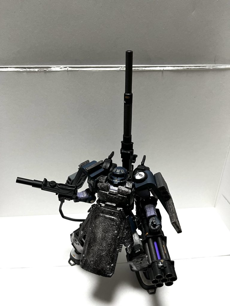 正面から。メルカリで素組みのオリジン版のザク(黒い3連の方々のどれかだと思います。)をポチって成形色つや消し仕上げです。左手のガトリングはサイズ的にミサイルを連射できるだろうなぁとコトブキヤのパーツとプラ棒で作成。ネットの記事を参考にしました。右手は敵に接近された時用にMAC10という銃をプラ棒でフルスクラッチしました。機体前面のアーマーはジャンクパーツをつなぎ合わせて鋳造加工。