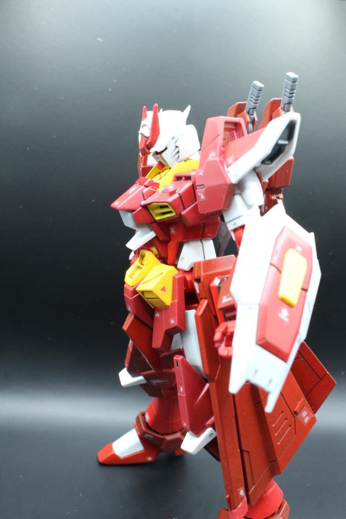 近接格闘戦対応なので、ビームシールドだけでなく、実体盾を装備。リミッター解除時には中のプラフスキー粒子を解放するためのエネルギー放出機能を備えています。