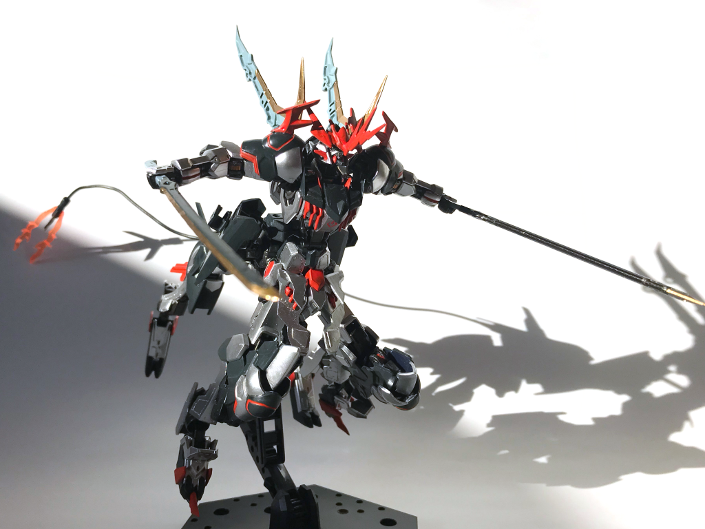 戦い方は基本的にベース機バルバタウロスと同じ。ツインブレードはバックパックに装備してスタビライザーとして機能します。