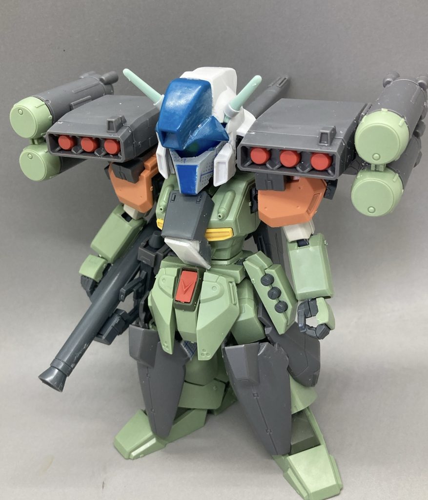 身体はプレバンのスタークジェガンの切り詰めです。関節はボールデンなどで作り直しました。頭はSDCSクロスボーンのものを軸に、BB戦士リガズィの額当てをつけてます。