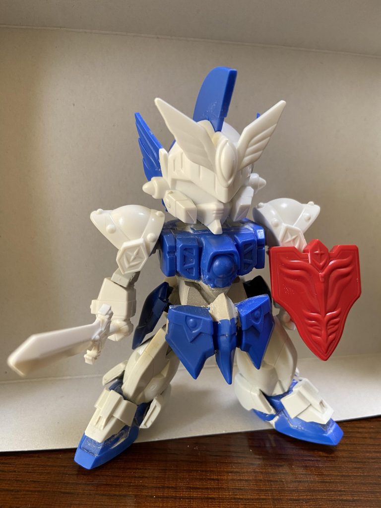 HGとミキシングして、腰回りの切断で造形ぶっ飛んだところを再生、改修した状態です。ウェストパーツはパテでこさえました。