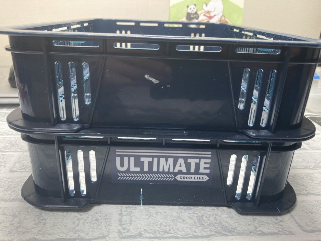 背景のビルです。ダイソーの箱の底を切り取って、白く塗って，汚して出来上がりです。後ろのしろくまカフェのカレンダー写ってしまってますね。アマプラで見れなくなったの今でも根に持ってます。僕の癒しを返してください。