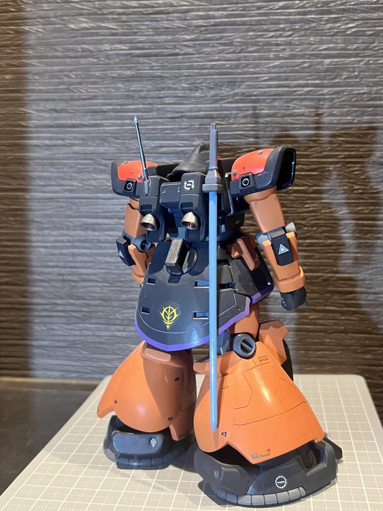 足のサンドフィルターを撤去。バックパックにアンテナを追加。　　実は足首も二重関節にして、可動域をアップさせてます。