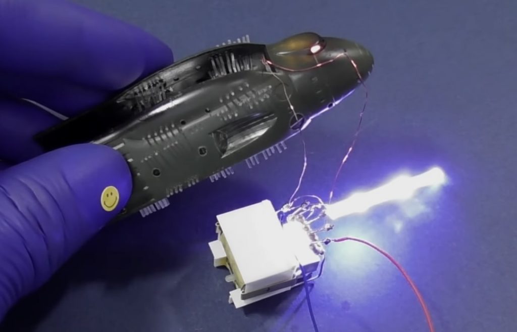 中身はこんな感じで、手前の白い物が電池ボックス兼LED発光ユニットです。船体にピッタリ収まるサイズで作ってあります。