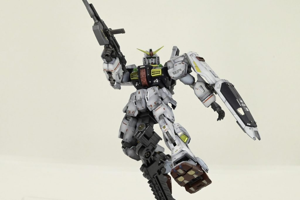 「あの」キックポーズを再現しようとしましたが断念しました。可動域は広いはずなのですが、塗装するとポージング難しかったです。まあ、しょうがない。