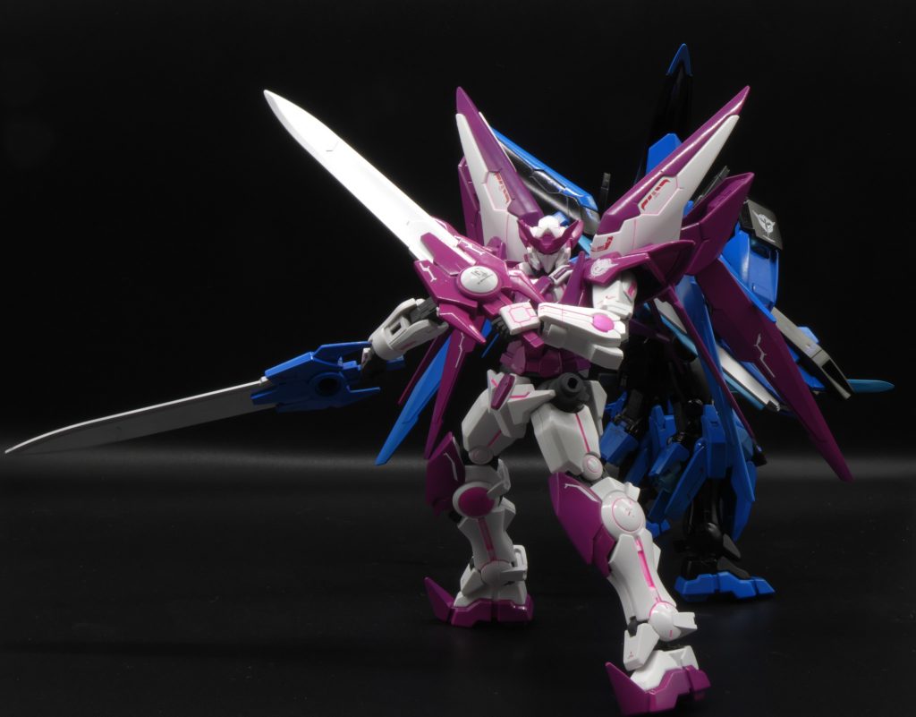 デュアルエクシアRにはダークマターベースということで、二本のアメイジングGNブレイドも装備基本的にはソードビットやブラスターのブレードで事足りるため、滅多に使用されない武装