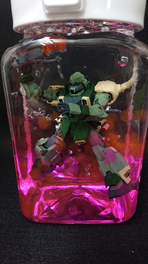 そのままだと少し物足りなかったので、ダイソーの「ワンプッシュで開閉できる保存容器(1.4L)」に沈めましたなかなか良いサイズの容器を見つけることができましたついでに黒のフェルトも買ったので、今回は背景が黒ですwでは、最後までご覧いただきありがとうございました