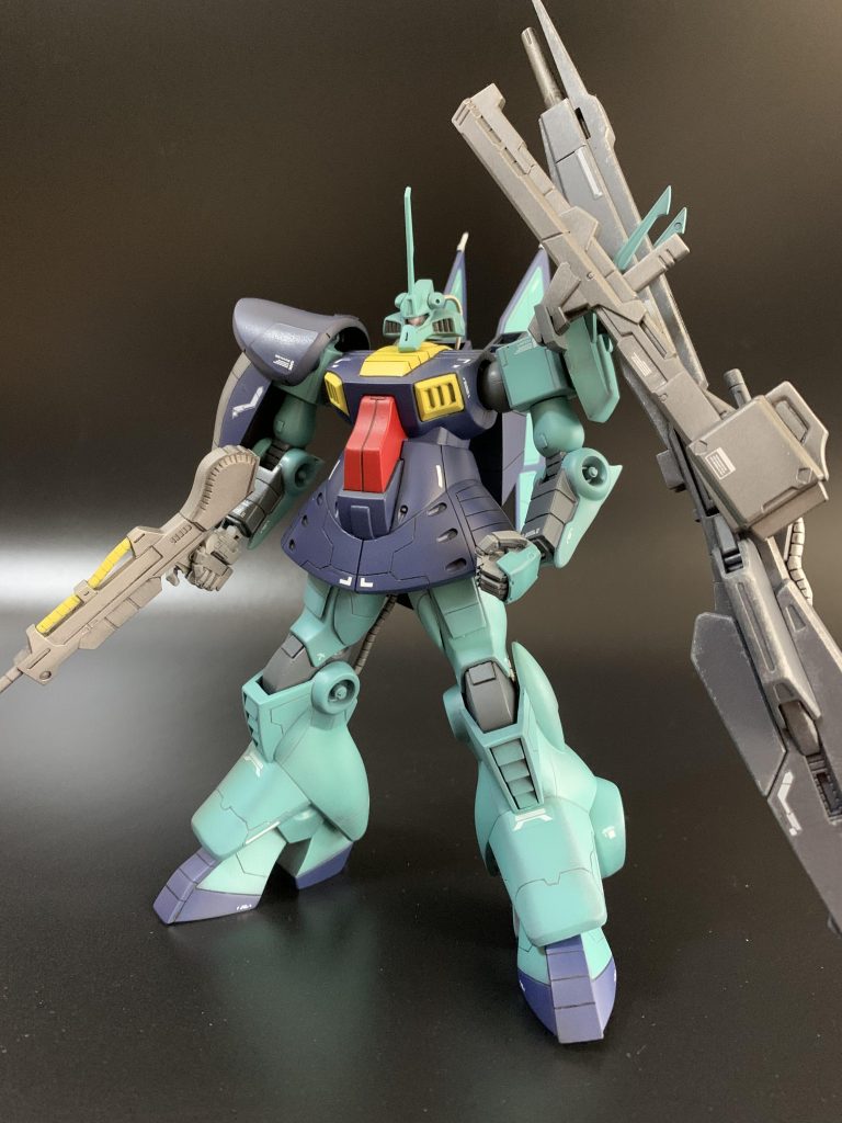 圧巻のフル装備。シンプルなジオン系デザインですが、武器ゴテゴテに盛ると迫力がありますね。