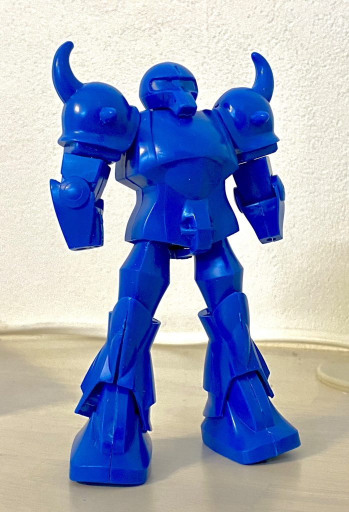 首と肩パーツを削って胴体の距離を幅詰めしました、動力パイプがついてないためか、まだひょろっとした印象