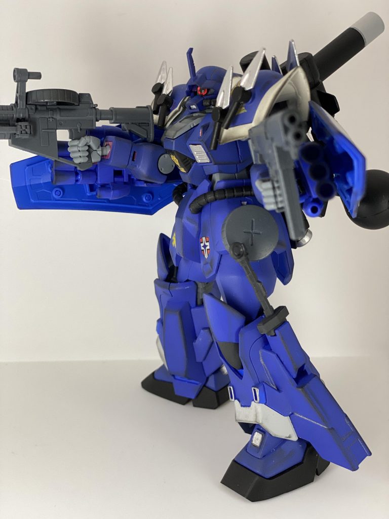 マシンガンを構えてMMP-80は弾倉パーツが無く使い捨てでMMP-78は運良くF2型の弾倉が二つありサイドスカートの凹部に無加工で取り付けれたので二つ取付MMP-78は120mmなのにMMP-80は90mm…果たして威力は同等なのか少し強いのか劣るのか…