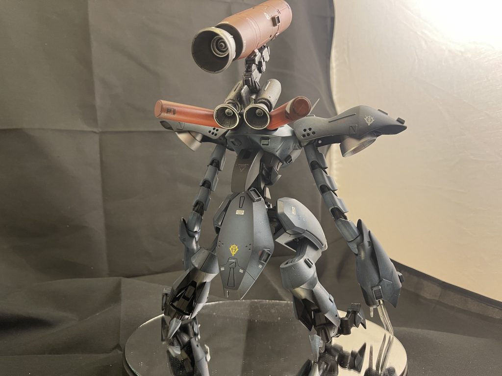 塗装はエアブラシによるグラデーション腕はアメインのパーツで増加装甲、左手の指等は流用、頭部に穴を開けてバックパックのアンテナを移植してます!
