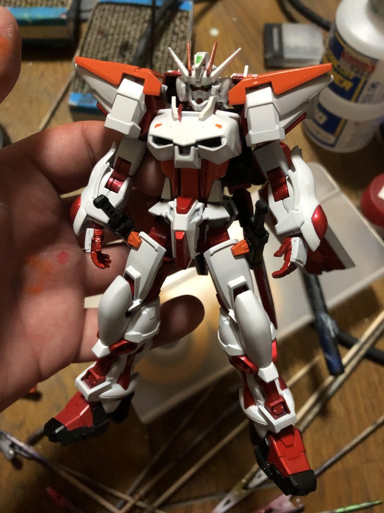 デカール貼る前はこんな感じですキャンディ塗装で関節塗るとボロボロ塗膜が剥がれるので出来ればこの綺麗な状態で残しておきたかったですが残念な感じに…何かいい解決策は無いものでしょうか…