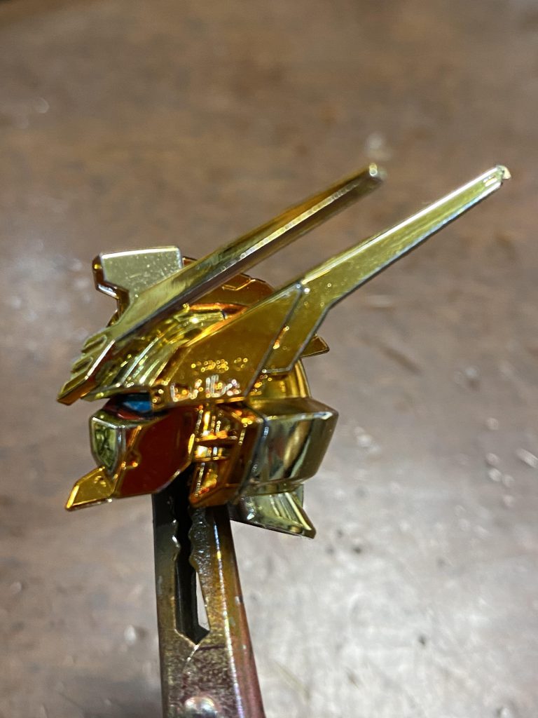 アンテナは裏側を削って若干シャープ化して箔シールを貼って処理しました。目は付属のシールでも良いかなと思ったのですが、キットのディテールより大きく目がぱっちりし過ぎたので塗装しました。