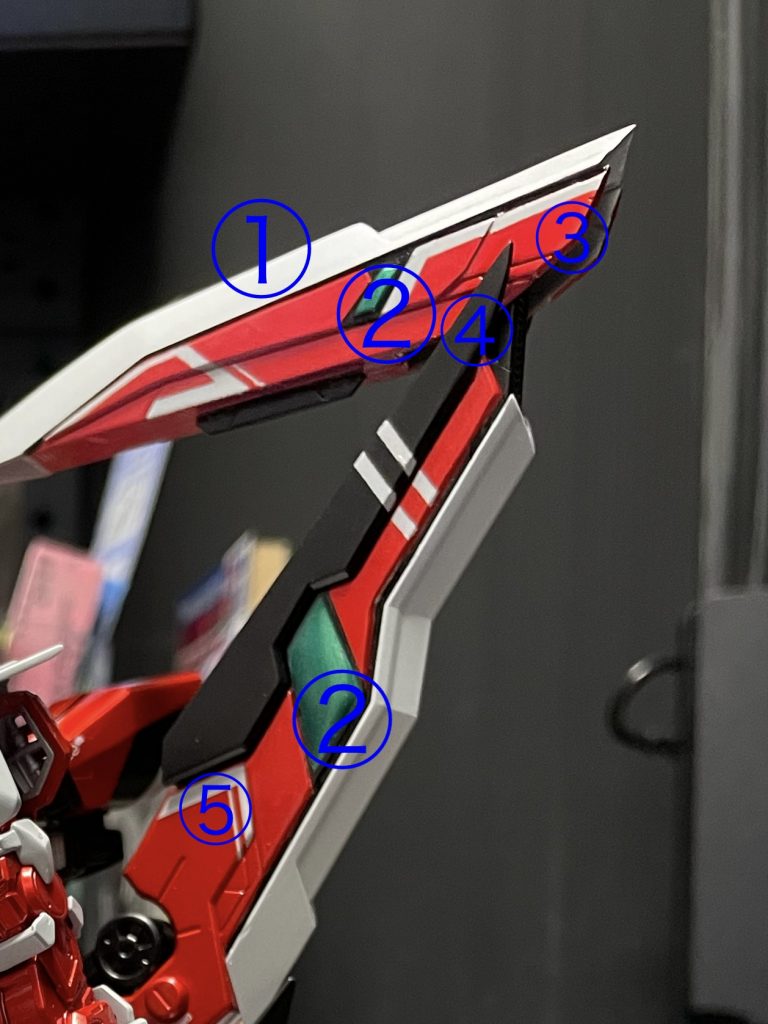 モチーフに基づくデザイン改修。①白い刃の部分はプラ板とパテで大外の長さ変えてます。②緑の。上部はプラ板切り出してその上にガイアのUVクリアジェルを盛り削って形整えてます。下部は凹ディテールに同じくUVクリアジェル盛ってます。ここは虫ピンの針部分を使って少しづつ慣らしながら表面張力頼りで。周囲にもプラ板貼って厚み持たせた上でエッジ作り直してます。③分割変更。2回ほど切り離して調整してます。④プラ板とパテで延長。何度もマテリアル使って形変えてるとプラがだんだん粘土のように感じてきます。締切に間に合うよう最低限且つ最大限に、それぞれ干渉に気をつけて元デザインが破綻しないように。⑤次へ。