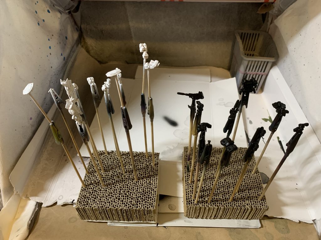 白と黒のサフで下地完了