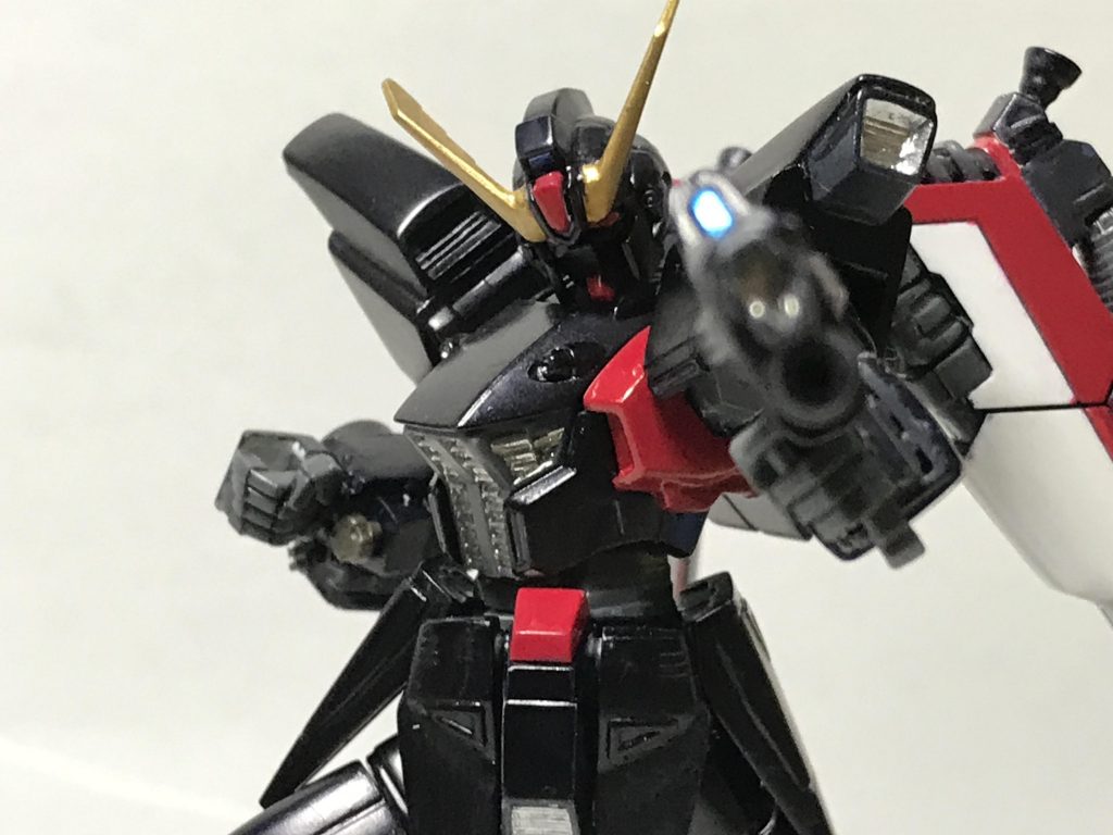 カスタム・ライフルビームライフルの銃身を切り詰めて、銃口をビルダーズパーツの(ハイ・メガ・キャノンの砲口みたいなやつ)一番小さいものを付けました。銃口下部にはビームサーベル発振機が付いています。