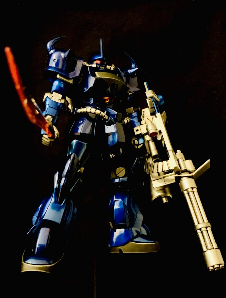 丸いモノアイだと悪人顔にならなかったので、上半分を切ってみたら良かったです。