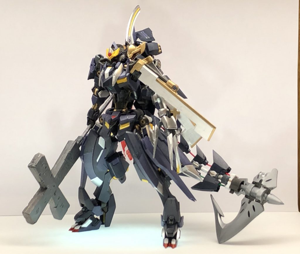 正面。武装は改修前と同じ十字架メイス、新たに追加されたテイルアンカーと左腕クローです。