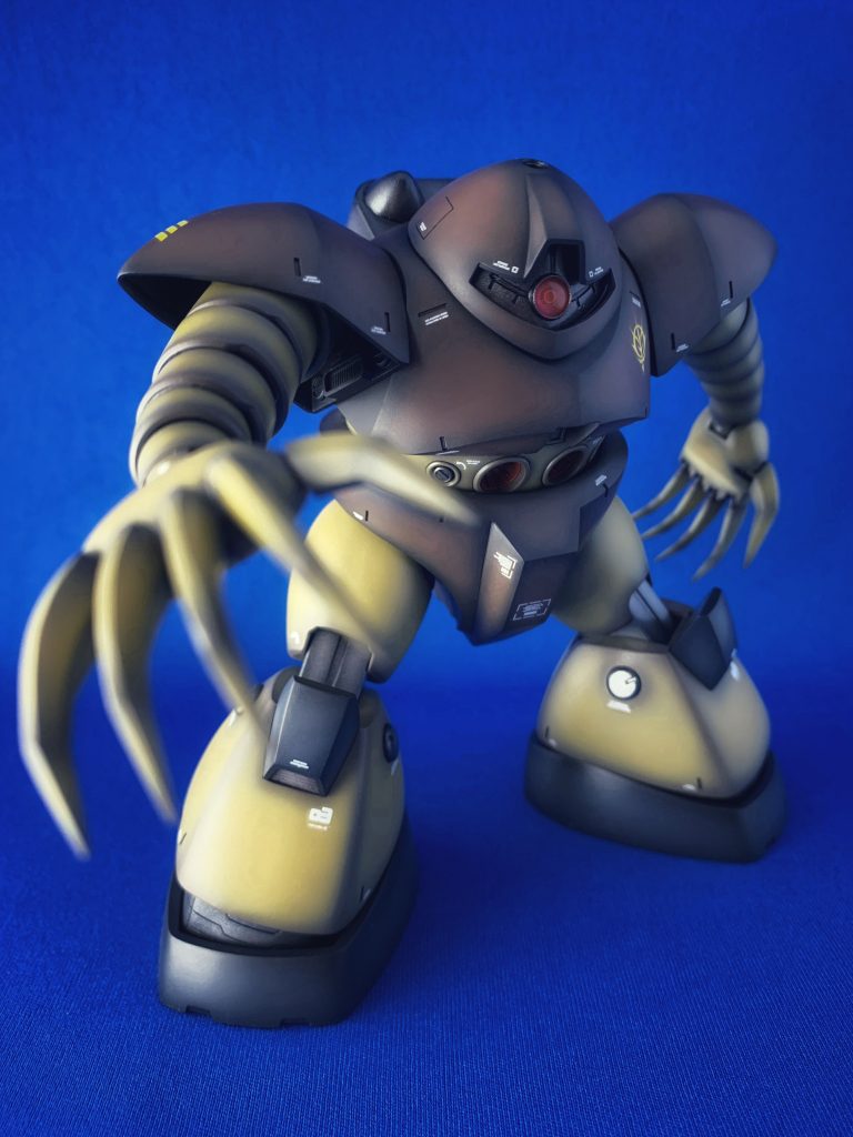 MGのボックスアート風に…キットはかなり単純な造りですが可動範囲はイマイチ体型は横綱の貫禄ですが、現役時代に無理をしすぎたんでしょうか。足回りの関節、特に膝の保持力が弱く完全におじいちゃんです。ポージングがなかなか決まらない…